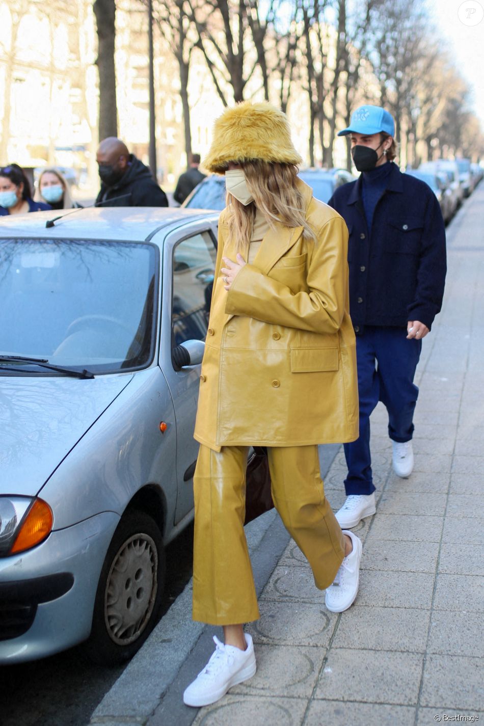 Justin Bieber et sa femme Hailey Bieber (Baldwin) se baladent en amoureux à Paris le 28 février 2021