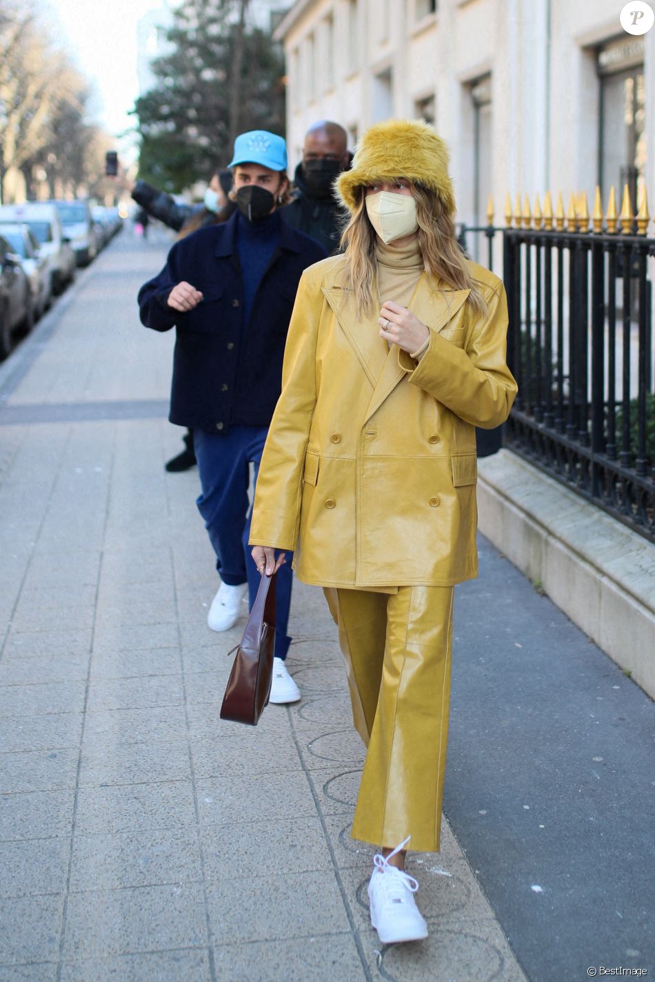 Justin Bieber et sa femme Hailey Bieber (Baldwin) se baladent en amoureux à Paris le 28 février 2021