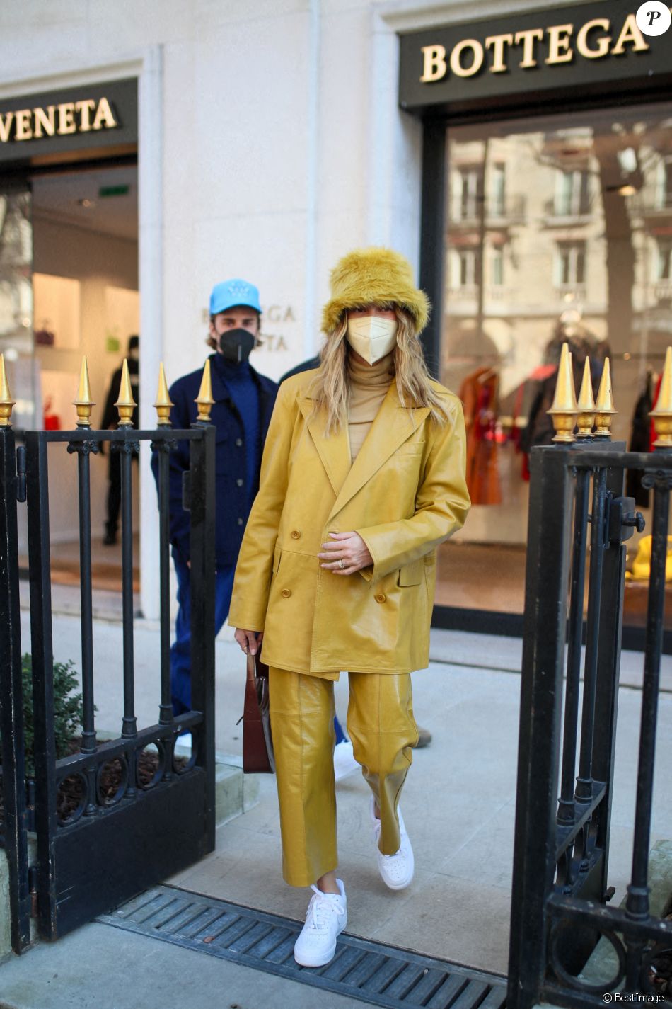 Justin Bieber et sa femme Hailey Bieber (Baldwin) se baladent en amoureux à Paris le 28 février 2021