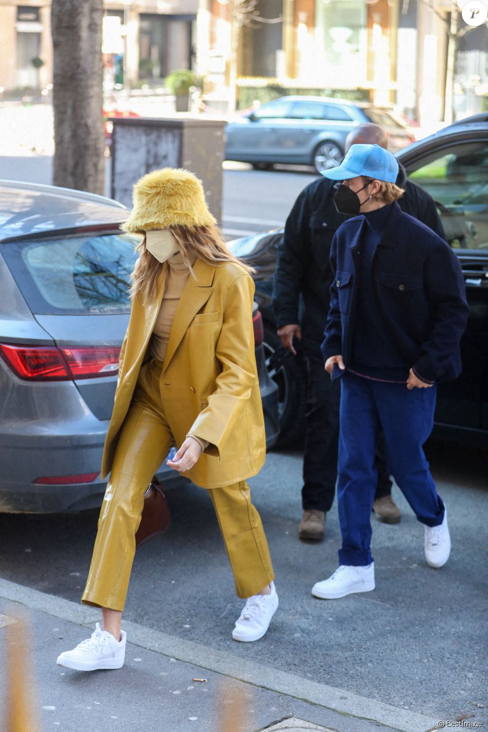Justin Bieber et sa femme Hailey Bieber (Baldwin) se baladent en amoureux à Paris le 28 février 2021