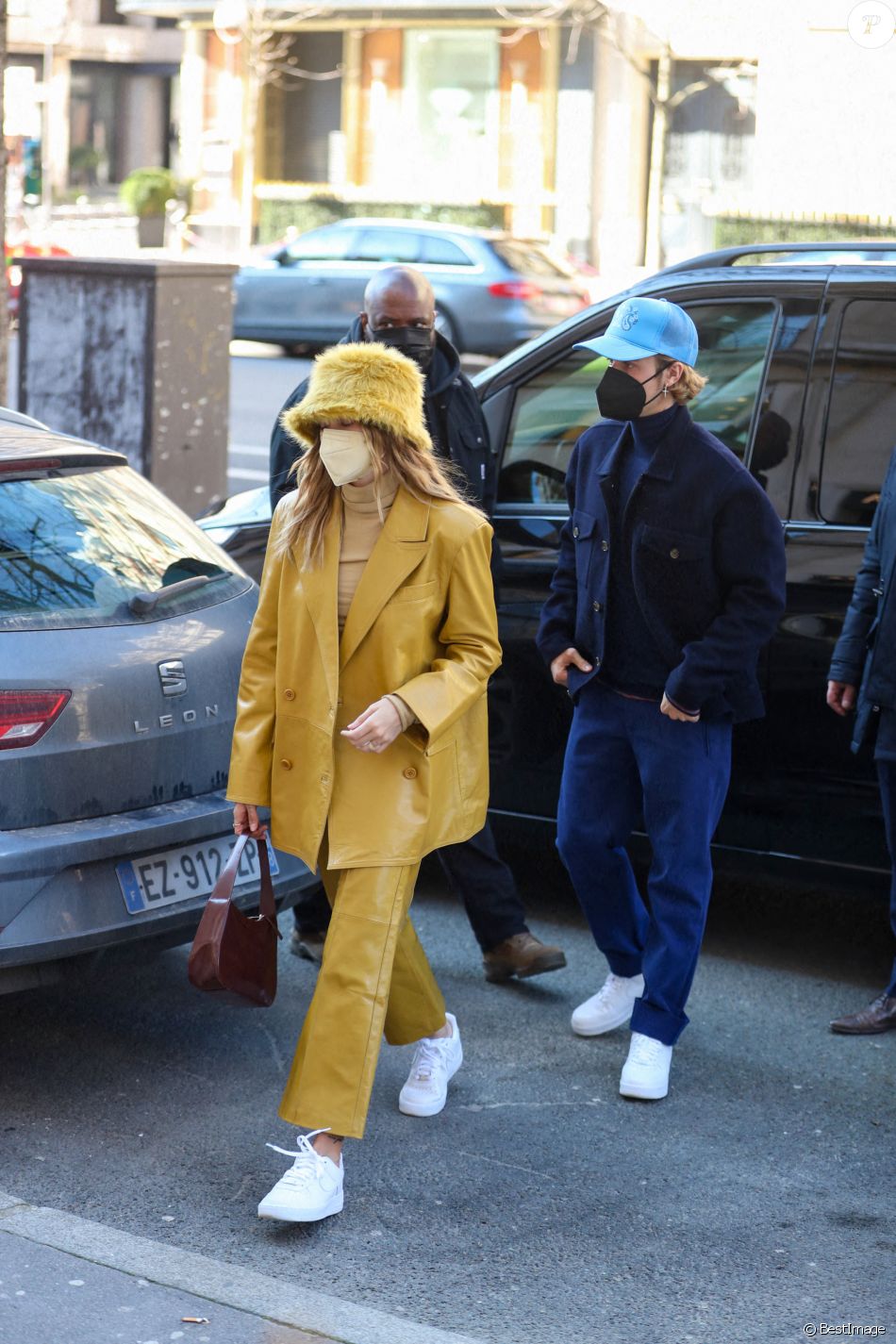 Justin Bieber et sa femme Hailey Bieber (Baldwin) se baladent en amoureux à Paris le 28 février 2021