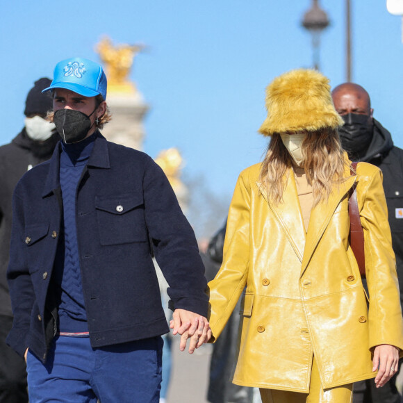 Justin Bieber et sa femme Hailey Bieber (Baldwin) se baladent en amoureux à Paris le 28 février 2021