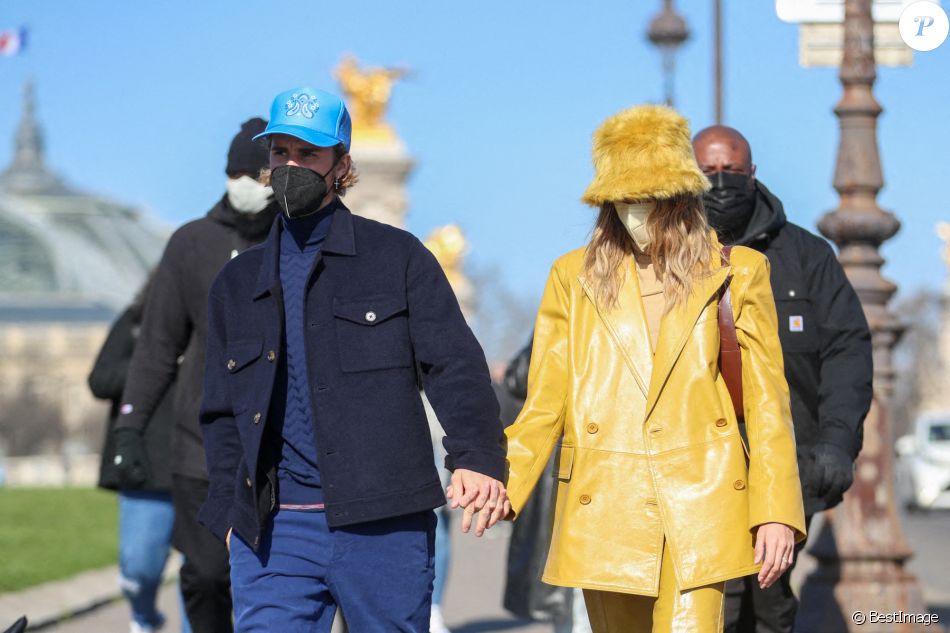 Justin Bieber et sa femme Hailey Bieber (Baldwin) se baladent en amoureux à Paris le 28 février 2021