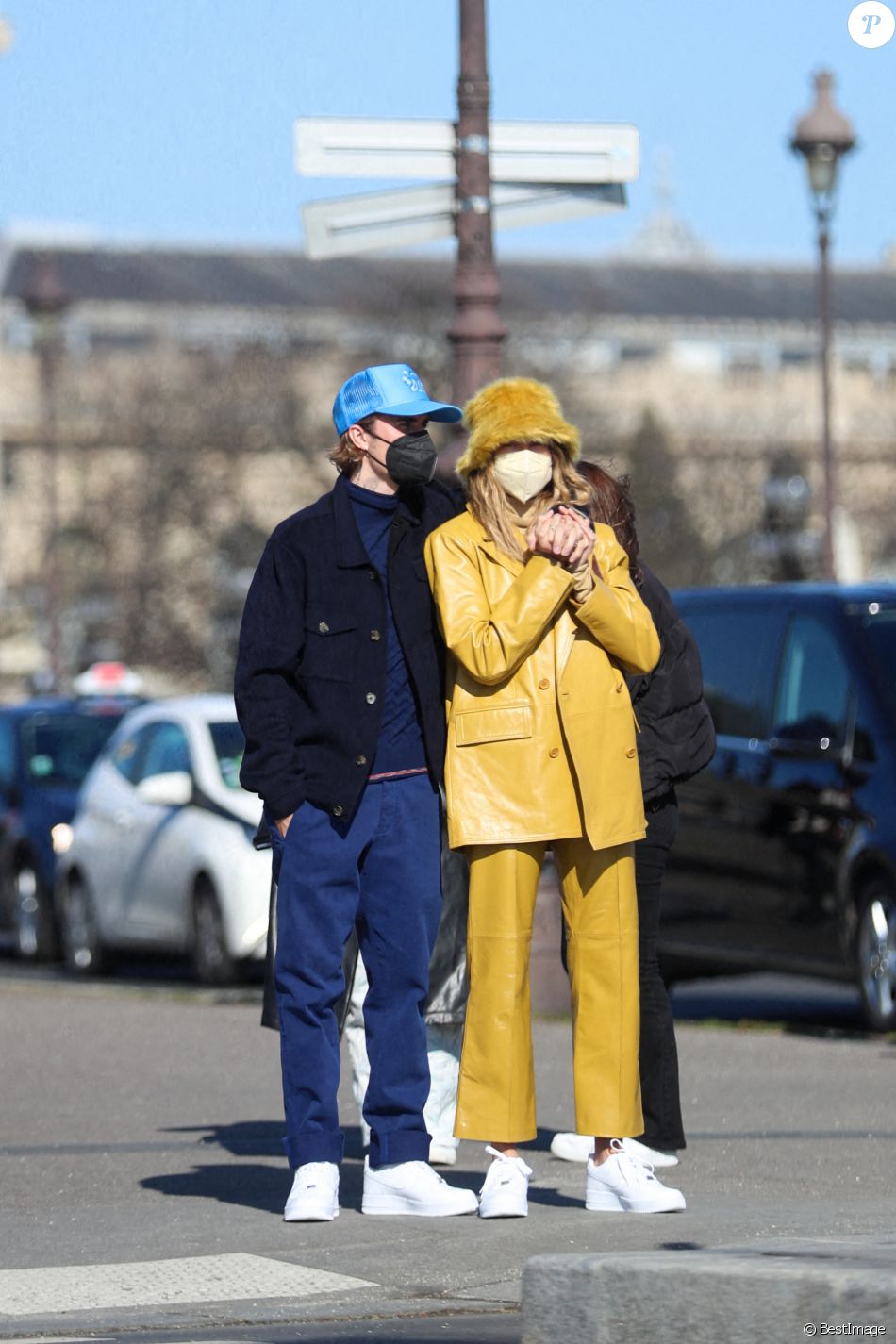 Justin Bieber et sa femme Hailey Bieber (Baldwin) se baladent en amoureux à Paris le 28 février 2021
