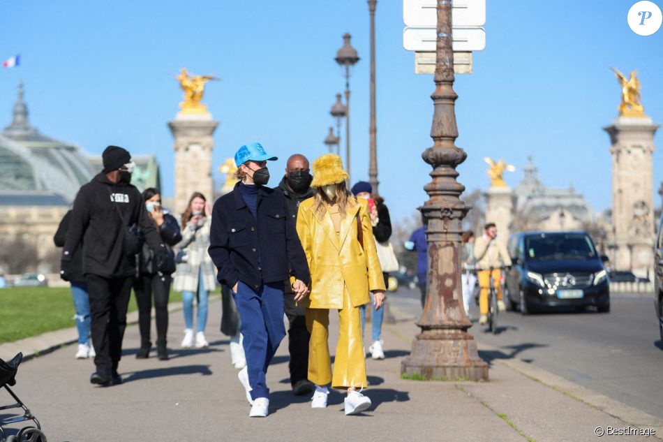 Justin Bieber et sa femme Hailey Bieber (Baldwin) se baladent en amoureux à Paris le 28 février 2021