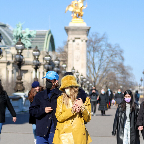 Justin Bieber et sa femme Hailey Bieber (Baldwin) se baladent en amoureux à Paris le 28 février 2021