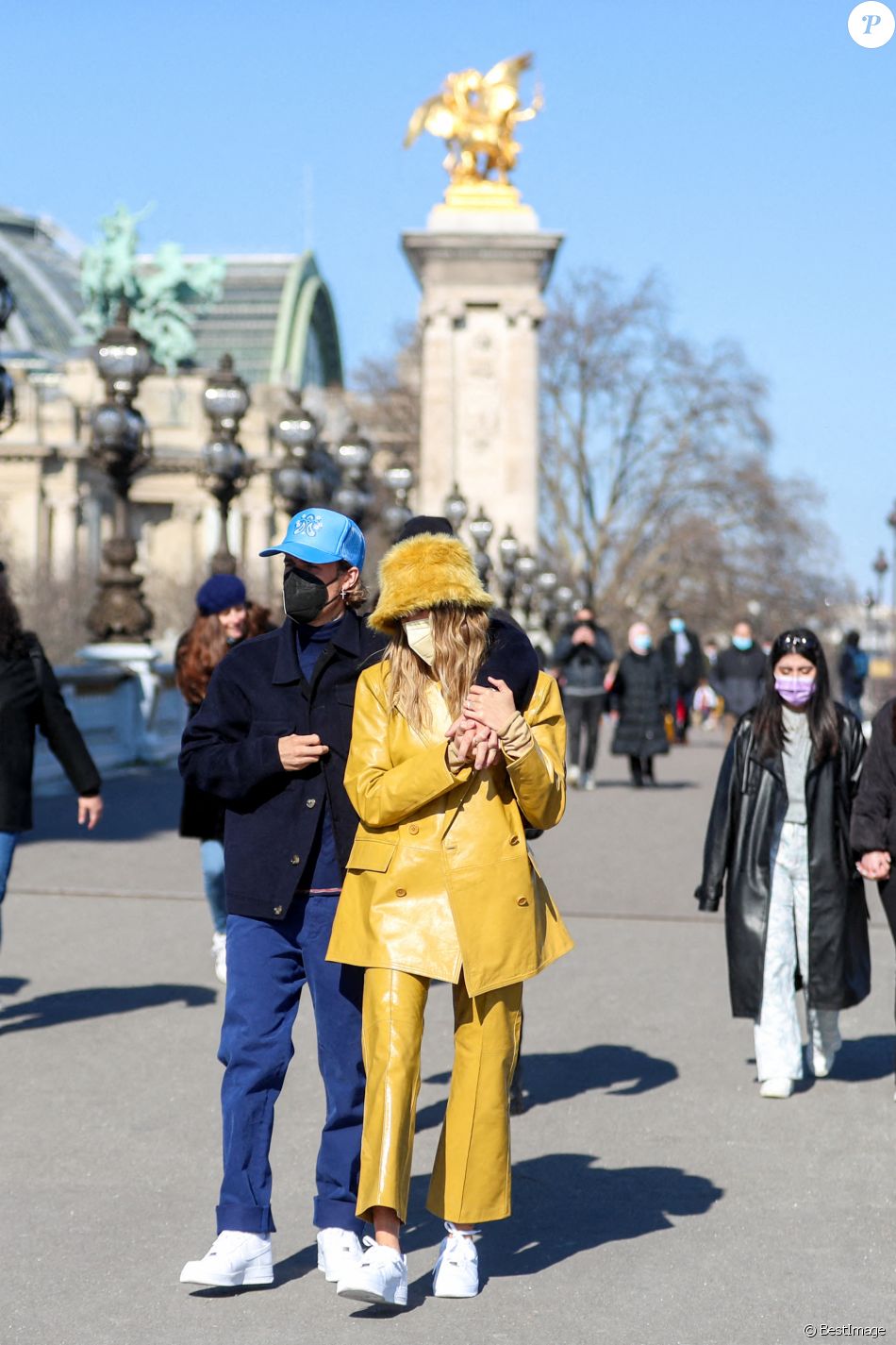 Justin Bieber et sa femme Hailey Bieber (Baldwin) se baladent en amoureux à Paris le 28 février 2021
