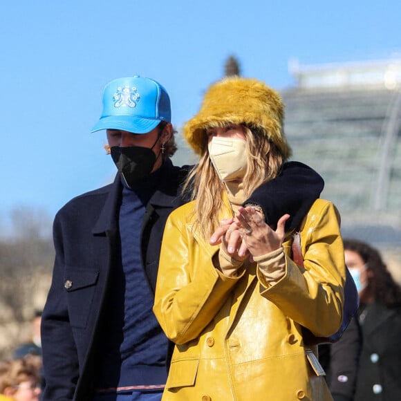 Justin Bieber et sa femme Hailey Bieber (Baldwin) se baladent en amoureux à Paris le 28 février 2021