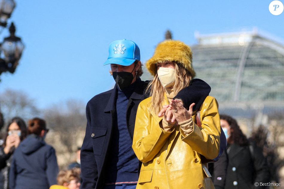 Justin Bieber et sa femme Hailey Bieber (Baldwin) se baladent en amoureux à Paris le 28 février 2021