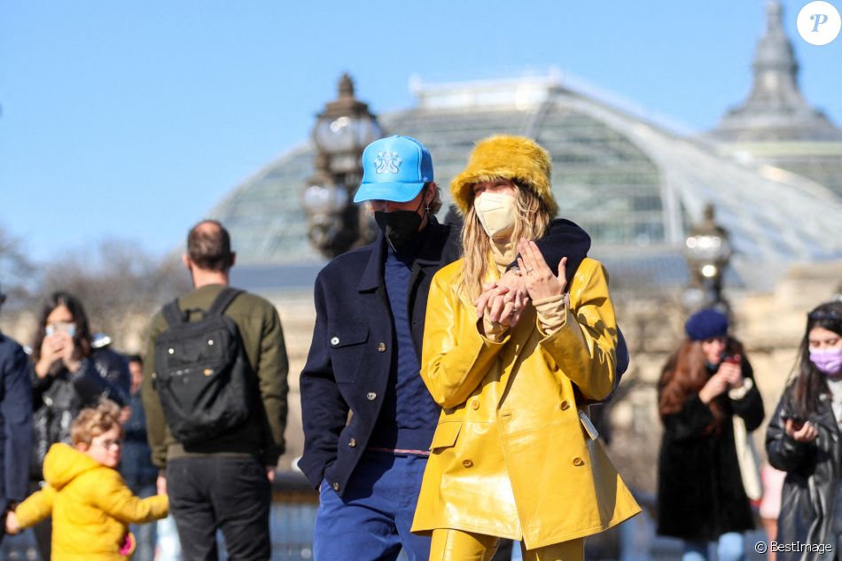 Justin Bieber et sa femme Hailey Bieber (Baldwin) se baladent en amoureux à Paris le 28 février 2021