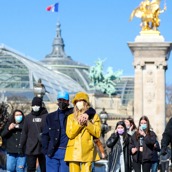 Justin Bieber et sa femme Hailey Bieber (Baldwin) se baladent en amoureux à Paris le 28 février 2021
