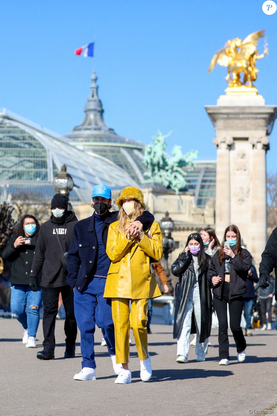 Justin Bieber et sa femme Hailey Bieber (Baldwin) se baladent en amoureux à Paris le 28 février 2021