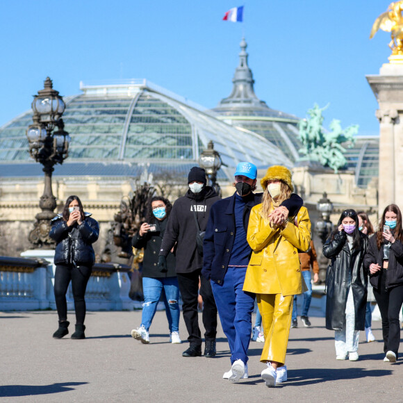 Justin Bieber et sa femme Hailey Bieber (Baldwin) se baladent en amoureux à Paris le 28 février 2021