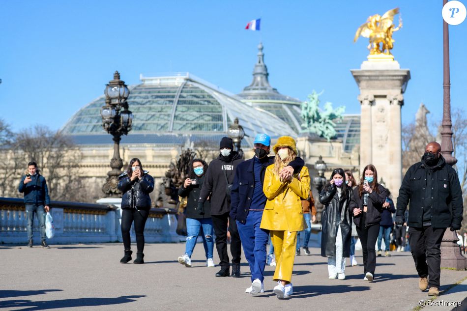 Justin Bieber et sa femme Hailey Bieber (Baldwin) se baladent en amoureux à Paris le 28 février 2021