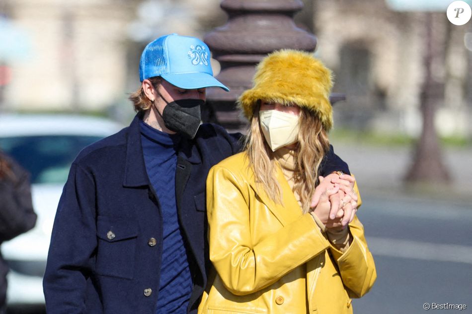 Justin Bieber et sa femme Hailey Bieber (Baldwin) se baladent en amoureux à Paris le 28 février 2021