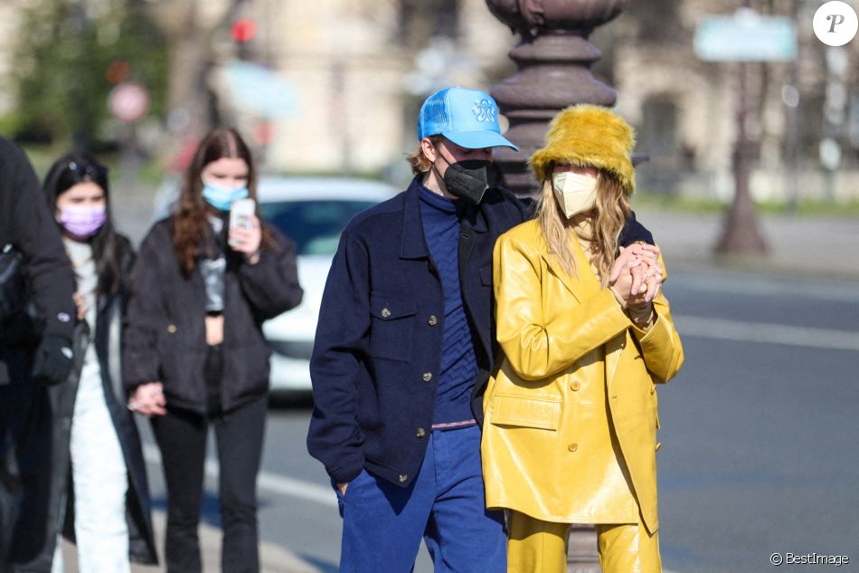 Justin Bieber et sa femme Hailey Bieber (Baldwin) se baladent en amoureux à Paris le 28 février 2021
