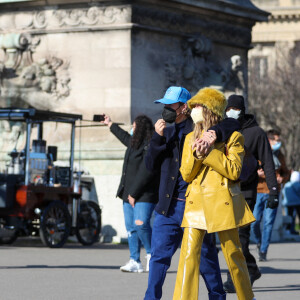 Justin Bieber et sa femme Hailey Bieber (Baldwin) se baladent en amoureux à Paris le 28 février 2021