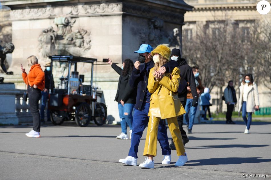 Justin Bieber et sa femme Hailey Bieber (Baldwin) se baladent en amoureux à Paris le 28 février 2021