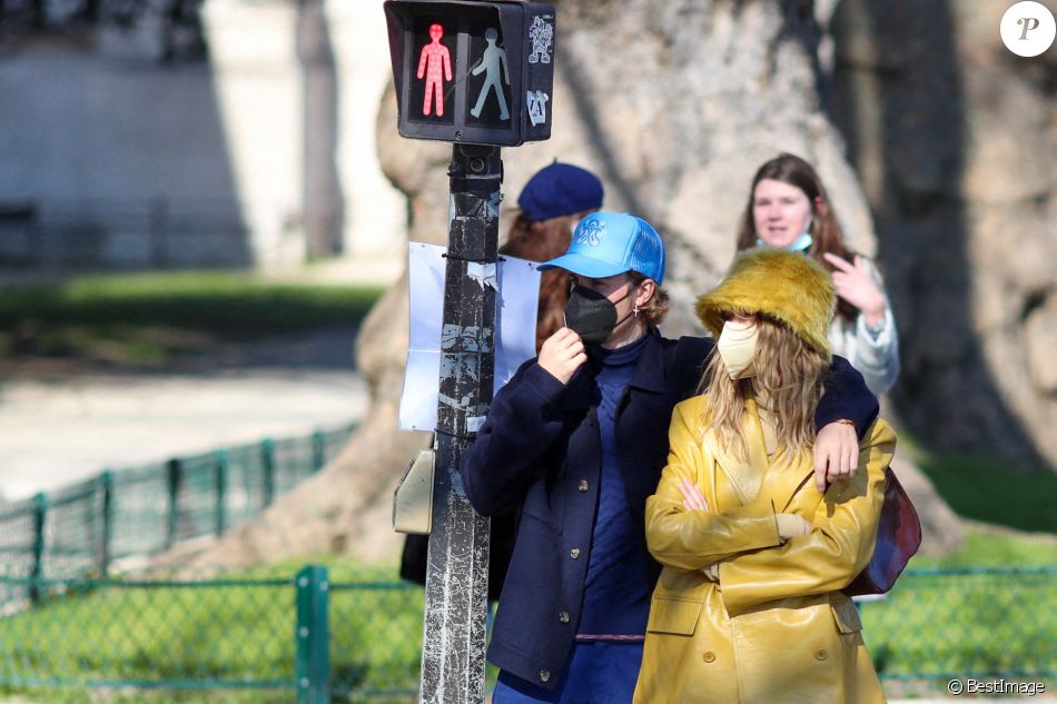 Justin Bieber et sa femme Hailey Bieber (Baldwin) se baladent en amoureux à Paris le 28 février 2021