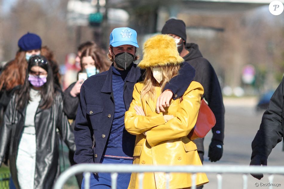Justin Bieber et sa femme Hailey Bieber (Baldwin) se baladent en amoureux à Paris le 28 février 2021