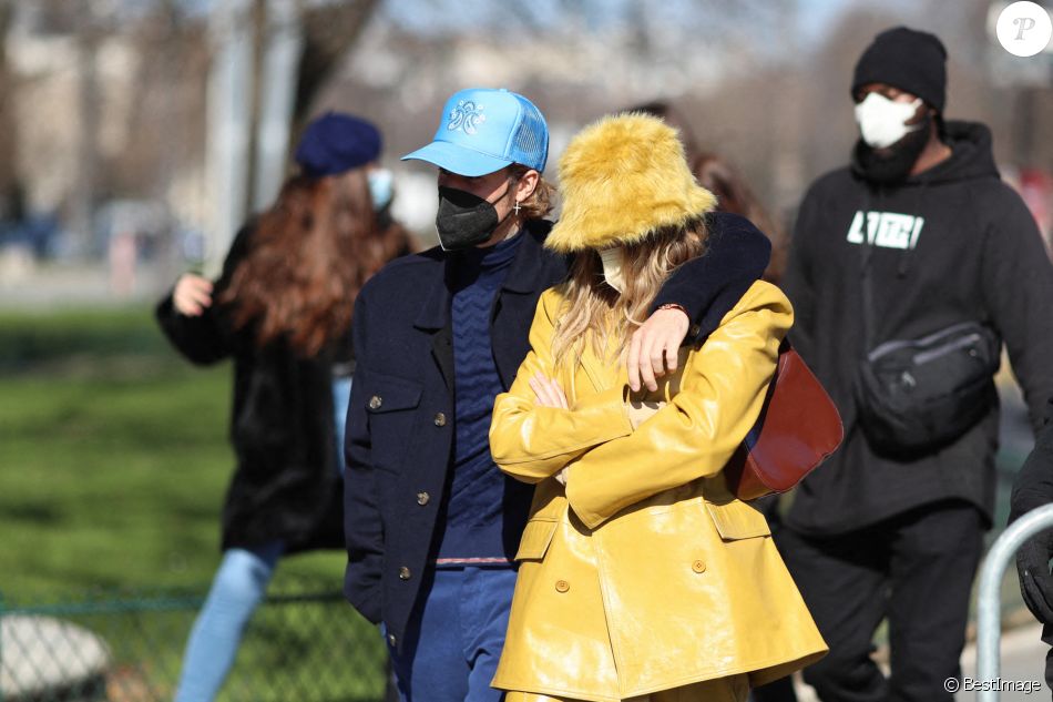 Justin Bieber et sa femme Hailey Bieber (Baldwin) se baladent en amoureux à Paris le 28 février 2021
