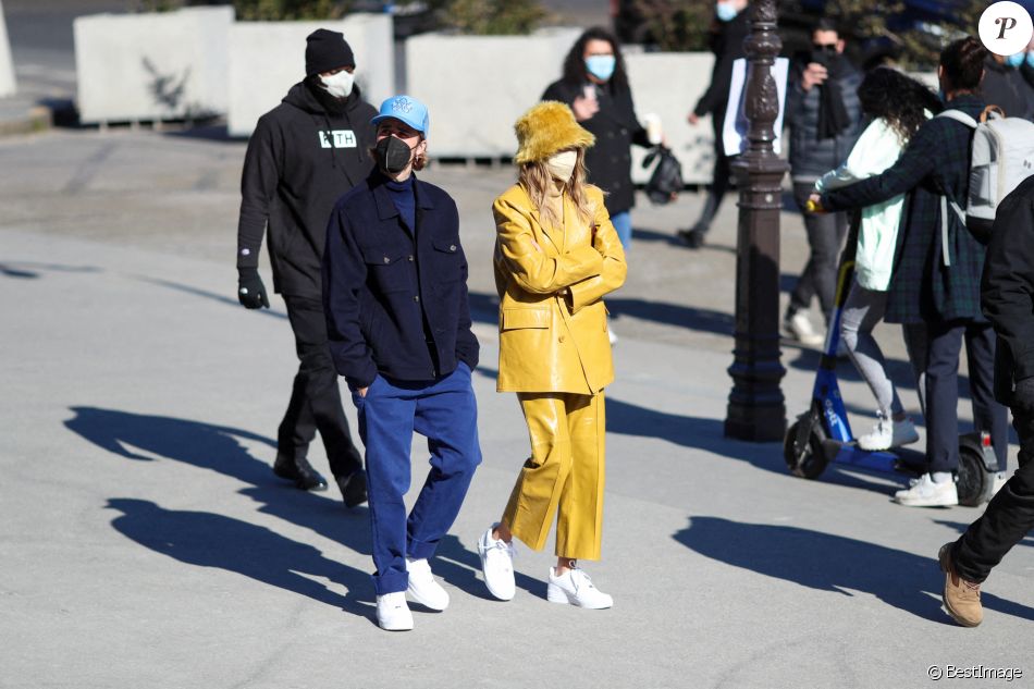 Justin Bieber et sa femme Hailey Bieber (Baldwin) se baladent en amoureux à Paris le 28 février 2021