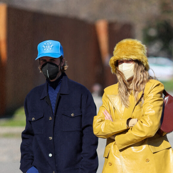 Justin Bieber et sa femme Hailey Bieber (Baldwin) se baladent en amoureux à Paris le 28 février 2021