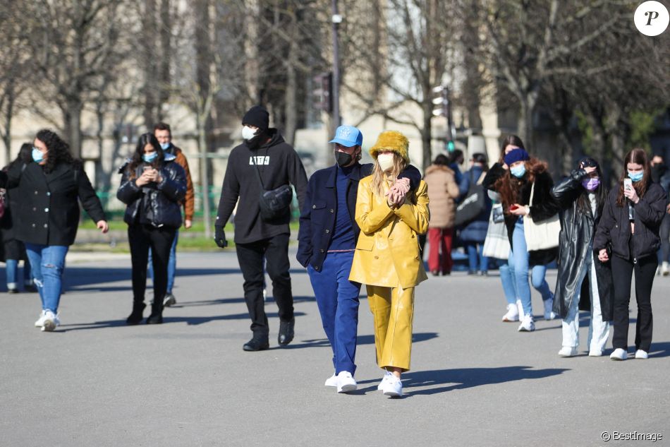 Justin Bieber et sa femme Hailey Bieber (Baldwin) se baladent en amoureux à Paris le 28 février 2021