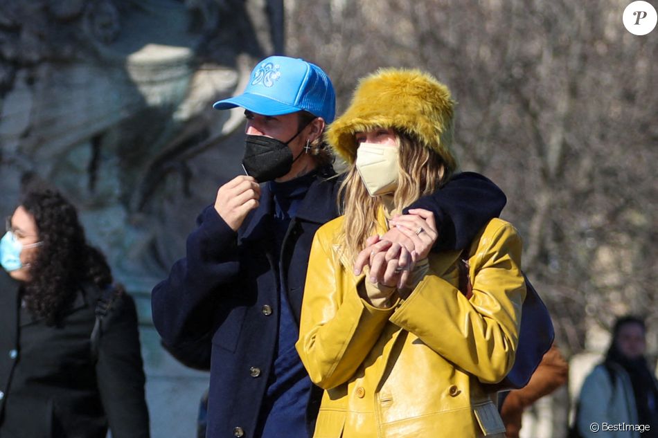 Justin Bieber et sa femme Hailey Bieber (Baldwin) se baladent en amoureux à Paris