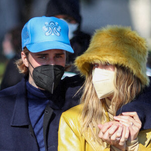 Justin Bieber et sa femme Hailey Bieber (Baldwin) se baladent en amoureux à Paris le 28 février 2021
