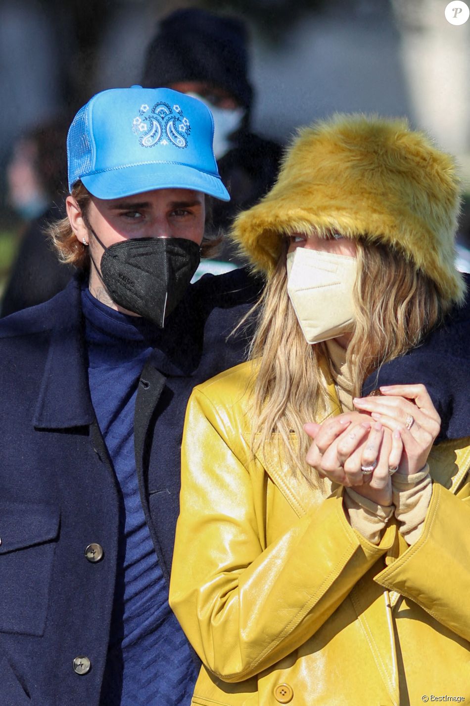 Justin Bieber et sa femme Hailey Bieber (Baldwin) se baladent en amoureux à Paris le 28 février 2021