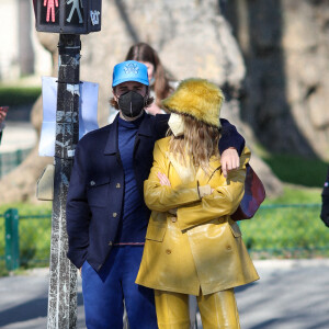 Justin Bieber et sa femme Hailey Bieber (Baldwin) se baladent en amoureux à Paris le 28 février 2021