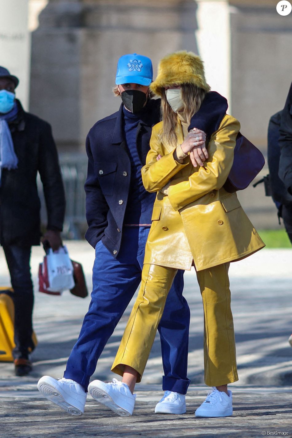 Justin Bieber et sa femme Hailey Bieber (Baldwin) se baladent en amoureux à Paris le 28 février 2021