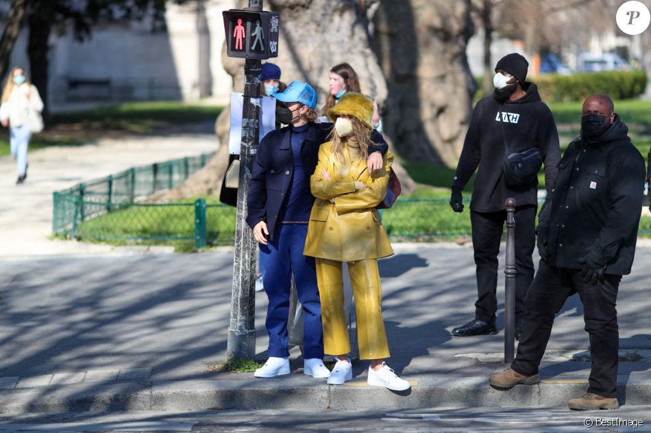 Justin Bieber et sa femme Hailey Bieber (Baldwin) se baladent en amoureux à Paris le 28 février 2021