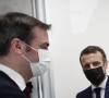 Emmanuel Macron et le ministre de la Santé et des Solidarités, Olivier Véran, visitent un centre de vaccination contre le coronavirus. Le 1er mars 2021. © Benoît Tessier/Pool/Bestimage
