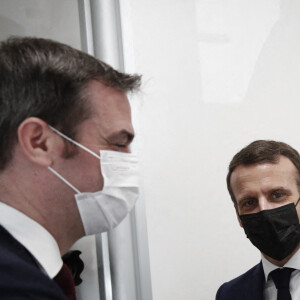 Emmanuel Macron et le ministre de la Santé et des Solidarités, Olivier Véran, visitent un centre de vaccination contre le coronavirus. Le 1er mars 2021. © Benoît Tessier/Pool/Bestimage