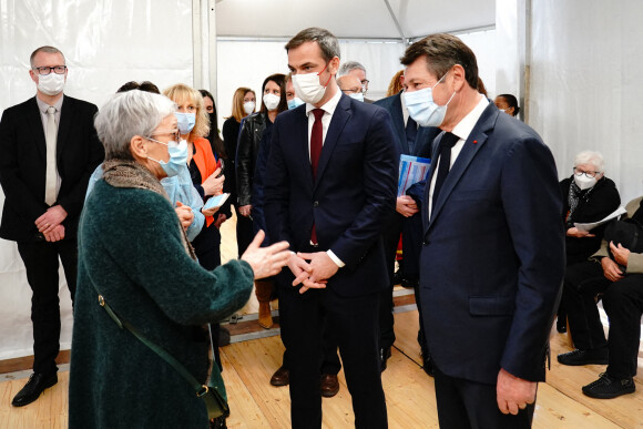Olivier Veran et Christian Estrosi visitent le centre de vaccination au théâtre de Verdure de Nice, le 20 février 2021.