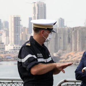 Jean-Yves Le Drian, Olivier Véran, Arnaud Tranchant - Le président Emmanuel Macron rencontre les représentants de l'ONU et les ONG mobilisées pour la reconstruction du port de Beyrouth sur le porte-hélicoptères Tonnerre. Le 1er septembre 2020. © Stéphane Lemouton / Bestimage