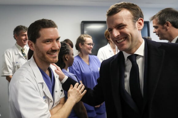 Emmanuel Macron ,accompagné de Olivier Veran, visite l'hôpital parisien de La Pitié-Salpêtrière. Le 27 février 2020. © Stéphane Lemouton / Bestimage