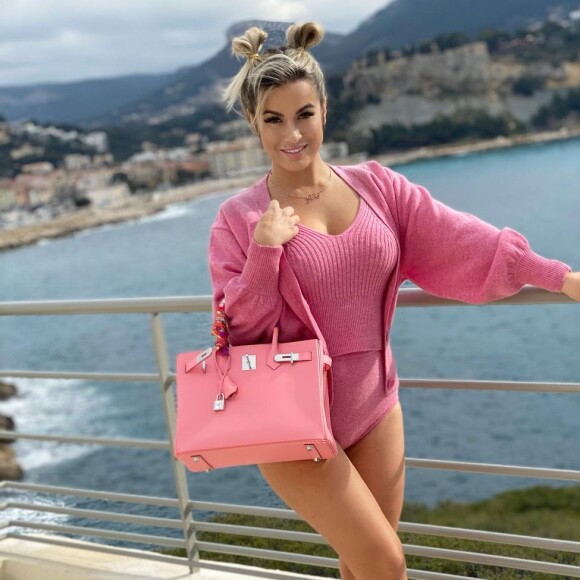 Carla Moreau est dans la tourmente. Sa meilleure amie Maeva Ghennam l'accuse de sorcellerie, son compagnon Kevin Guedj serait une victime collatérale de l'affaire.