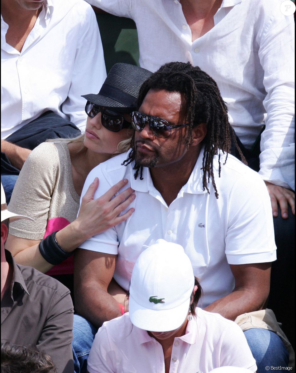 Archives - Christian Karembeu et sa femme Adriana Karembeu lors de la finale du tournoi de tennis de Roland Garros à Paris, le 6 juin 2010.