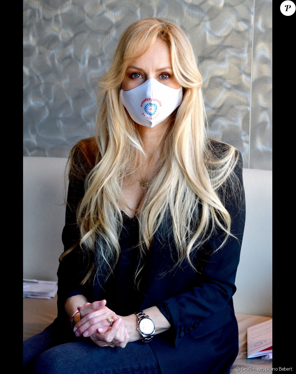 Exclusif - Adriana Karembeu Ohanian, à l'occasion de l'année internationale de l'infirmière et de la sage-femme, a fait un don de 2000 masques de protection "Year of Nurse by Adriana" aux infirmières de la Principauté de Monaco et des communes limitrophes, à la Brasserie de Monaco, le 3 décembre 2020. Le top model et maman, avec Emmanuelle Dufour, une infirmière libérale à Monaco, a voulu rendre hommage en offrant ces masques, à celles et ceux qui sont en première ligne des systèmes de santé. Déjà engagée avec la Croix Rouge, Adrianna a déjà prix rendez-vous pour le 12 mai, la journée mondiale des infirmières et infirmiers. L'OMS a désigné 2020, l'année marquant le bicentenaire de la naissance de Florence Nightgale, comme l'Année internationale du personnel infirmier. Durant cet événement, les masques furent baptisés avant d'être remis au maire de Monaco, de Beausoleil et d'un représentant de Menton. © Bruno Bebert / Bestimge