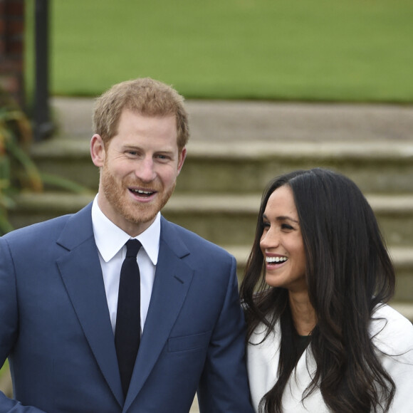 Le Prince Harry et Meghan Markle posent à Kensington palace après l'annonce de leur mariage au printemps 2018 à Londres le 27 novembre 2017.