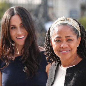 Meghan Markle et sa mère Doria Ragland arrivent à l'hôtel Cliveden House près de Windsor à la veille du Mariage du prince Harry et de Meghan Markle à Taplow le 18 mai 2018.