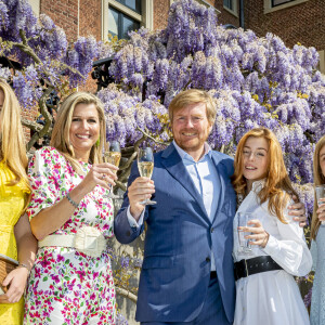 La princesse Ariane des Pays-Bas, La princesse Alexia des Pays-Bas, Le roi Willem-Alexander des Pays-Bas, La reine Maxima des Pays-Bas, La princesse Catharina-Amalia des Pays-Bas - La famille Royale des Pays-Bas célèbre King's Day au Palais Huis ten Bosch à La Haye le 27 avril 2020.