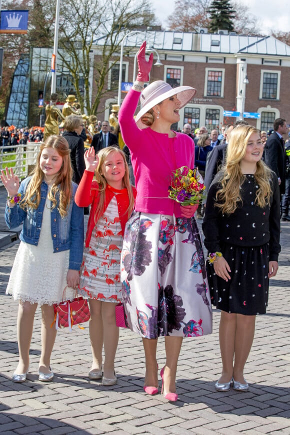 La reine Maxima des Pays-Bas et ses filles, la princesse Amalia, la princesse Ariane et la princesse Alexia - La famille royale des Pays-Bas lors du Kingsday à Zwolle. Le 27 avril 2016