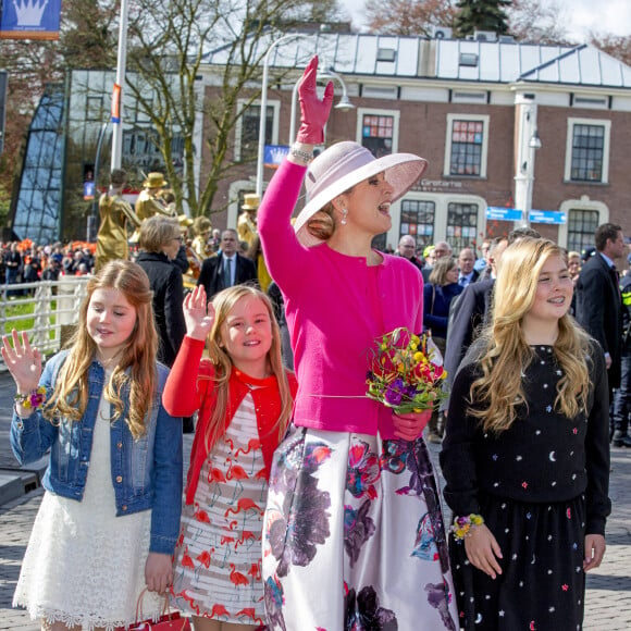 La reine Maxima des Pays-Bas et ses filles, la princesse Amalia, la princesse Ariane et la princesse Alexia - La famille royale des Pays-Bas lors du Kingsday à Zwolle. Le 27 avril 2016