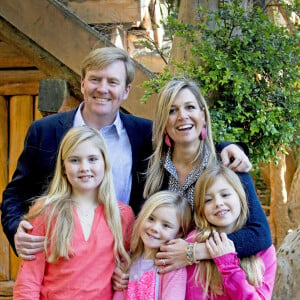 Le roi Willem-Alexander, la reine Maxima, la princesse Catharina-Amalia, la princesse Ariane et la princesse Alexia des Pays-Bas - Le roi Willem-Alexander, la reine Maxima des Pays-Bas et leurs filles posent pour une photo officielle dans le parc national de Los Arrayanes dans la province argentine de Neuquén en Argentine, le 22 décembre 2014.