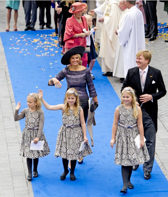 Le roi Willem-Alexander des Pays-Bas, la reine Maxima et leurs filles Catharina-Amalia, Alexia et Ariane - Mariage de Jaime Bourbon-Parme avec Viktoria Cservenyak a Appeldorn aux Pays-Bas le 5 octobre 2013.