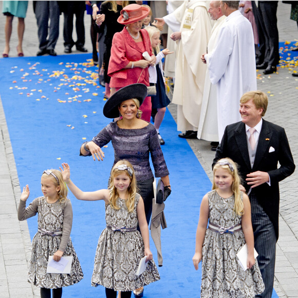 Le roi Willem-Alexander des Pays-Bas, la reine Maxima et leurs filles Catharina-Amalia, Alexia et Ariane - Mariage de Jaime Bourbon-Parme avec Viktoria Cservenyak a Appeldorn aux Pays-Bas le 5 octobre 2013.